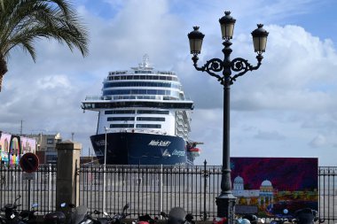 Gemi gemisi Mein Schiff 7, TUI Cruises Cadiz limanına yanaştı.