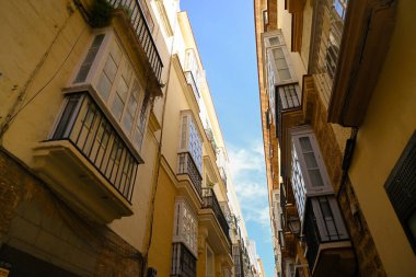 Endülüs 'ün Cadiz şehrinde yay pencereli cepheler inşa ediliyor.