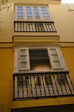 Endülüs 'ün Cadiz şehrinde pruva pencereli bina cephesi