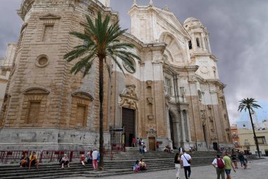 Turistlerin ve palmiye ağaçlarının olduğu Cadiz Katedrali