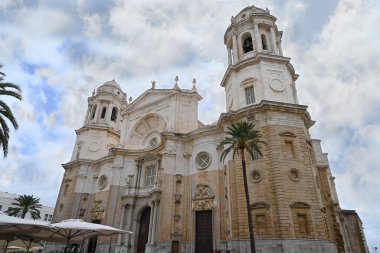 Gökyüzü bulutlu, Endülüs 'teki Cadiz Katedrali