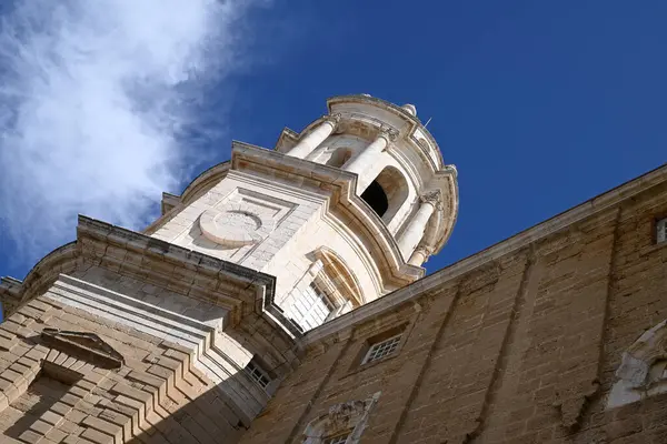 Cadiz Katedrali güneşli bir günde alçak açılı görünüm