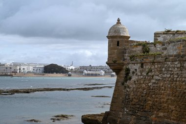 Atlas Okyanusu ve Cadiz şehri ile Castillo de San Sebastian Gözetleme Kulesi