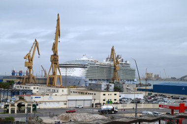 Liman vinçleri ve rıhtımda bir yolcu gemisi olan Cadiz Limanı.