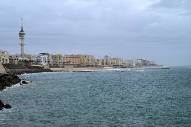 Arka planda Tavira II kulesi ile Atlantik Okyanusu 'na bakan Cadiz kıyıları 