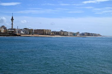 Arka planda Tavira II kulesi ile Atlantik Okyanusu 'na bakan Cadiz kıyıları