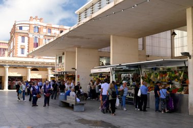 Dükkanları ve müşterileriyle birlikte Cadiz Merkez Pazarı
