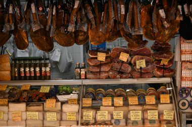Cadiz 'in merkez pazarındaki bir dükkanın tezgahında peynir ve soğuk et satılıyor.