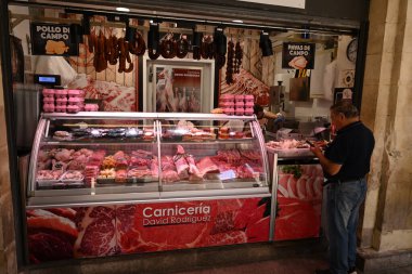 Cadiz 'deki bir kasap dükkanının önündeki müşteri.