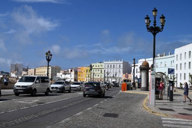 Cadiz 'deki Campo del Sur Bulvarı' nda güneşli bir gün. 