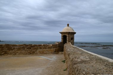 Cadiz şehrindeki Castillo de Santa Catalina gözlem kulesinde arka planda Atlantik Okyanusu var.