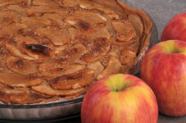 Ev yapımı elmalı turta, içindekilerle birlikte bir tabakta pişirildi.