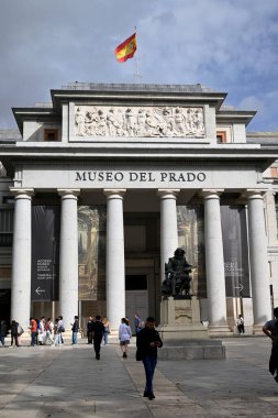 Madrid 'deki Prado Müzesi' nin Puerta de Murillo girişinde.