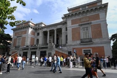 Güneşli bir günde Madrid 'deki Prado Müzesi önünde turistler