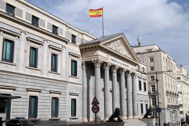 Madrid Milletvekilleri Kongresi. Binayı süsleyen iki bronz aslanla.