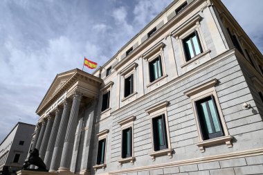 Madrid Milletvekilleri Kongresi. Binayı süsleyen iki bronz aslanla.