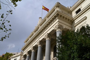 İspanyol bayrağıyla Madrid Borsası cephesi