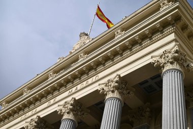 İspanyol bayrağıyla Madrid Borsası cephesi