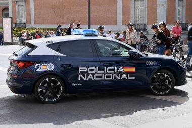 Madrid 'de bir caddede İspanyol Ulusal Polis arabası