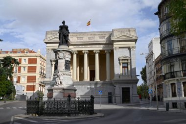 Burbonlu Maria Christina 'nın bronz heykeli Mariano Benlliure tarafından yaratıldı. Arka planda Cason del Buen Retiro var.