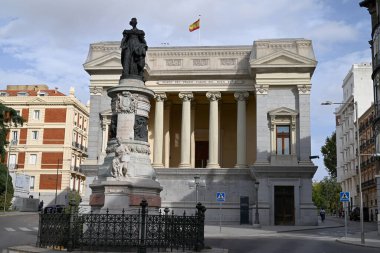 Burbonlu Maria Christina 'nın bronz heykeli Mariano Benlliure tarafından yaratıldı. Arka planda Cason del Buen Retiro var.