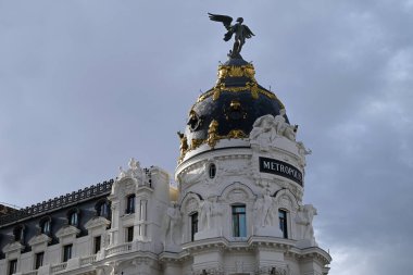 Madrid 'deki Metropolis binasının kubbesi. Federico Coullaut-Valerade tarafından oluşturulan Kanatlı Zafer heykeli. 