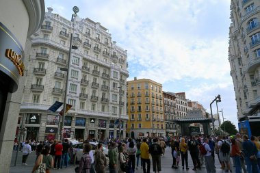 Madrid 'deki Gran Via ve Montera Caddesi kavşağında turistler