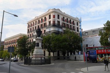 Madrid Felipe IV. Cadde 'deki Braganza Kraliçesi Maria Isabel' in heykeli.