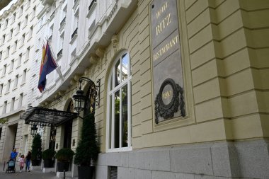 Madrid 'deki Ritz Otel Restoranı' na giriş. 