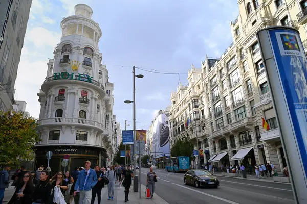 Madrid 'in Gran Via' sında Rolex yazan Grassy Binası.