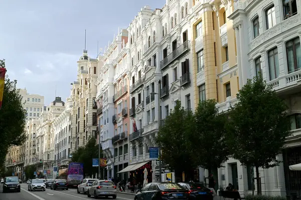 Madrid 'in Gran Via' sı şık binalarıyla