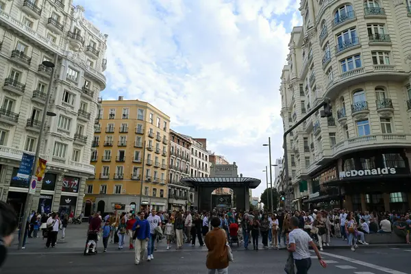 Madrid 'deki Gran Via ve Montera Caddesi kavşağında turistler