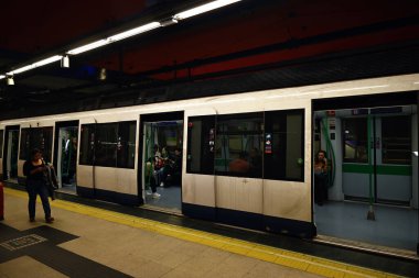 Metro, Madrid 'deki Nuevos Ministerios istasyonunda bir durakta.