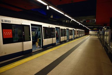 Metro, Madrid 'deki Nuevos Ministerios istasyonunda bir durakta.