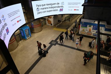 Madrid 'in Atocha istasyonundaki gezginler bir metro girişinde