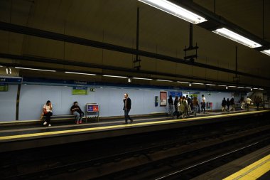 Madrid 'deki Tribunal metro istasyonunda bekleyen yolcular