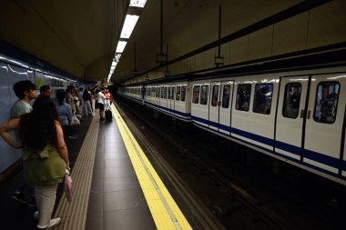 Madrid 'deki Tribunal metro istasyonunda bekleyen yolcular