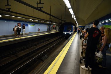 Madrid 'deki Tribunal metro istasyonunda bekleyen yolcular