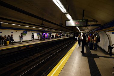 Madrid Sol İstasyonu 'nun platformunda bekleyen yolcular