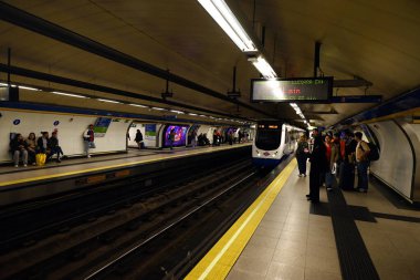 Madrid Sol İstasyonu 'nun platformunda bekleyen yolcular