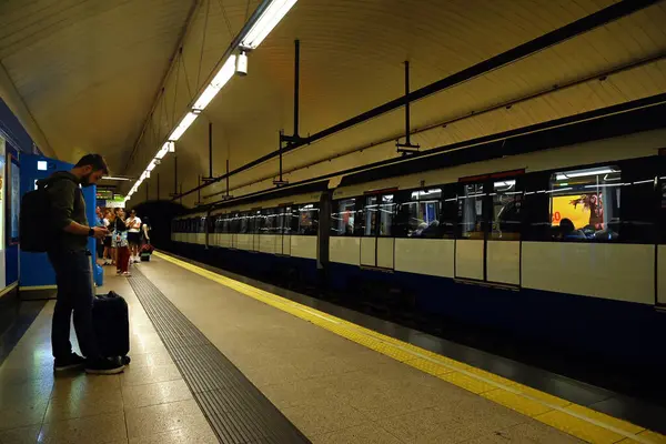 Madrid 'deki Nuevos Ministerios istasyonunda metroyu bekleyen yolcular.