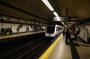 Madrid Sol İstasyonu 'nun platformunda bekleyen yolcular