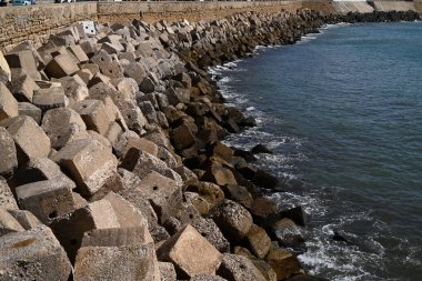 İspanya 'nın Cadiz şehrinde bir rıhtımı koruyan beton bloklar.