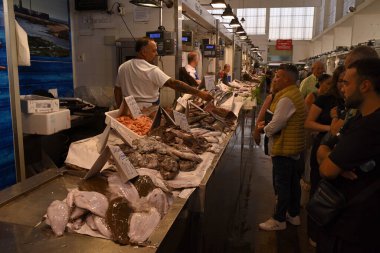 Cadiz pazarında balıkçı tezgahında balık. 