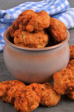 Chorizo kurabiyeleri beyaz arkaplanda izole edilmiş.