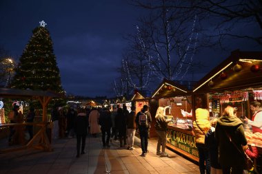 Vannes kenti Noel pazarında insanlar dolaşıyor.