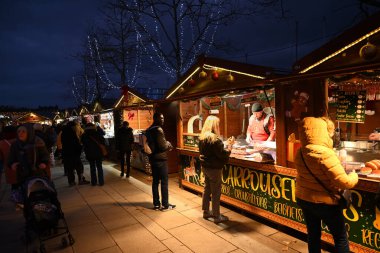 Vannes kenti Noel pazarında insanlar dolaşıyor.