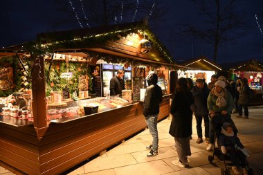 Vannes kenti Noel pazarında insanlar dolaşıyor.