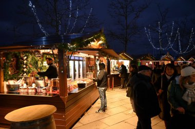 Vannes kenti Noel pazarında insanlar dolaşıyor.