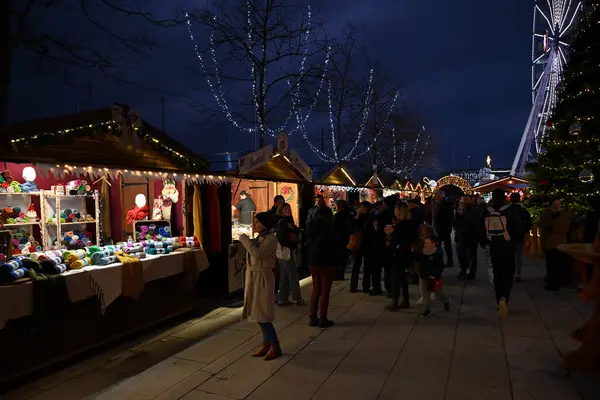 Vannes kenti Noel pazarında insanlar dolaşıyor.